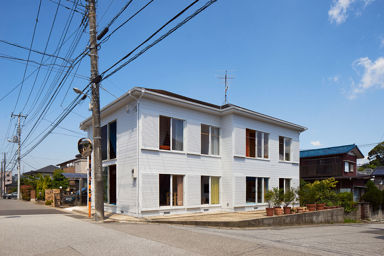 A Bright and Vibrant Apartment with Bold Splashes of Color in Chiba Prefecture by Kochi Architect’s Studio (9)