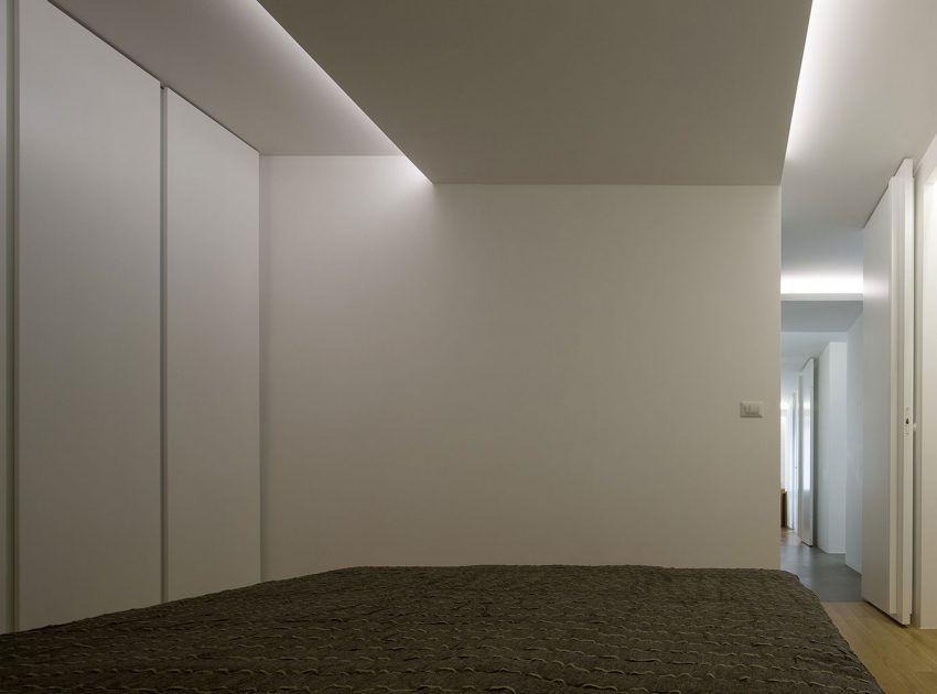 A Chic Contemporary Apartment with Minimalist Interior in Sofia by Elia Nedkov (10)