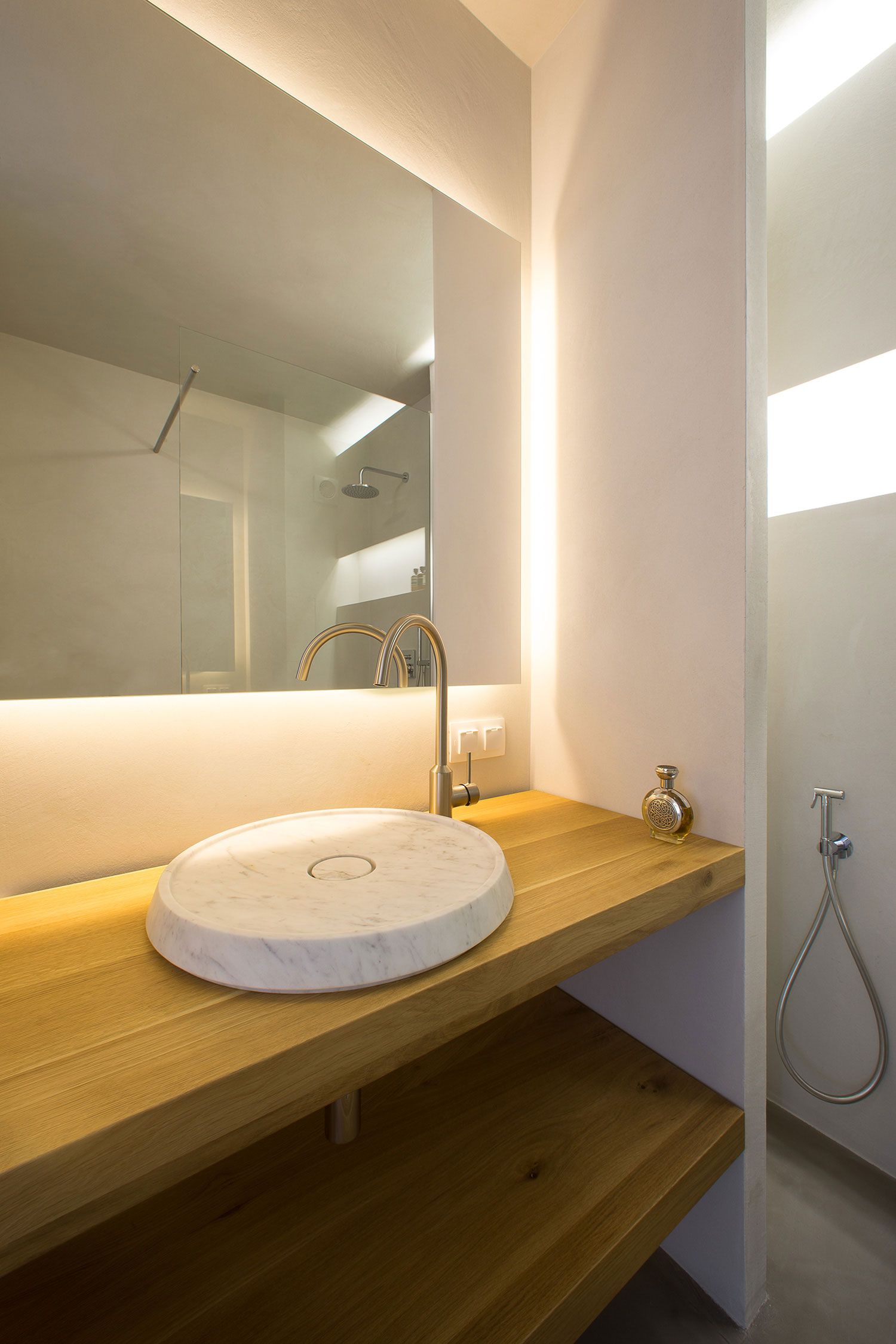 A Chic Contemporary Apartment with Minimalist Interior in Sofia by Elia Nedkov (15)