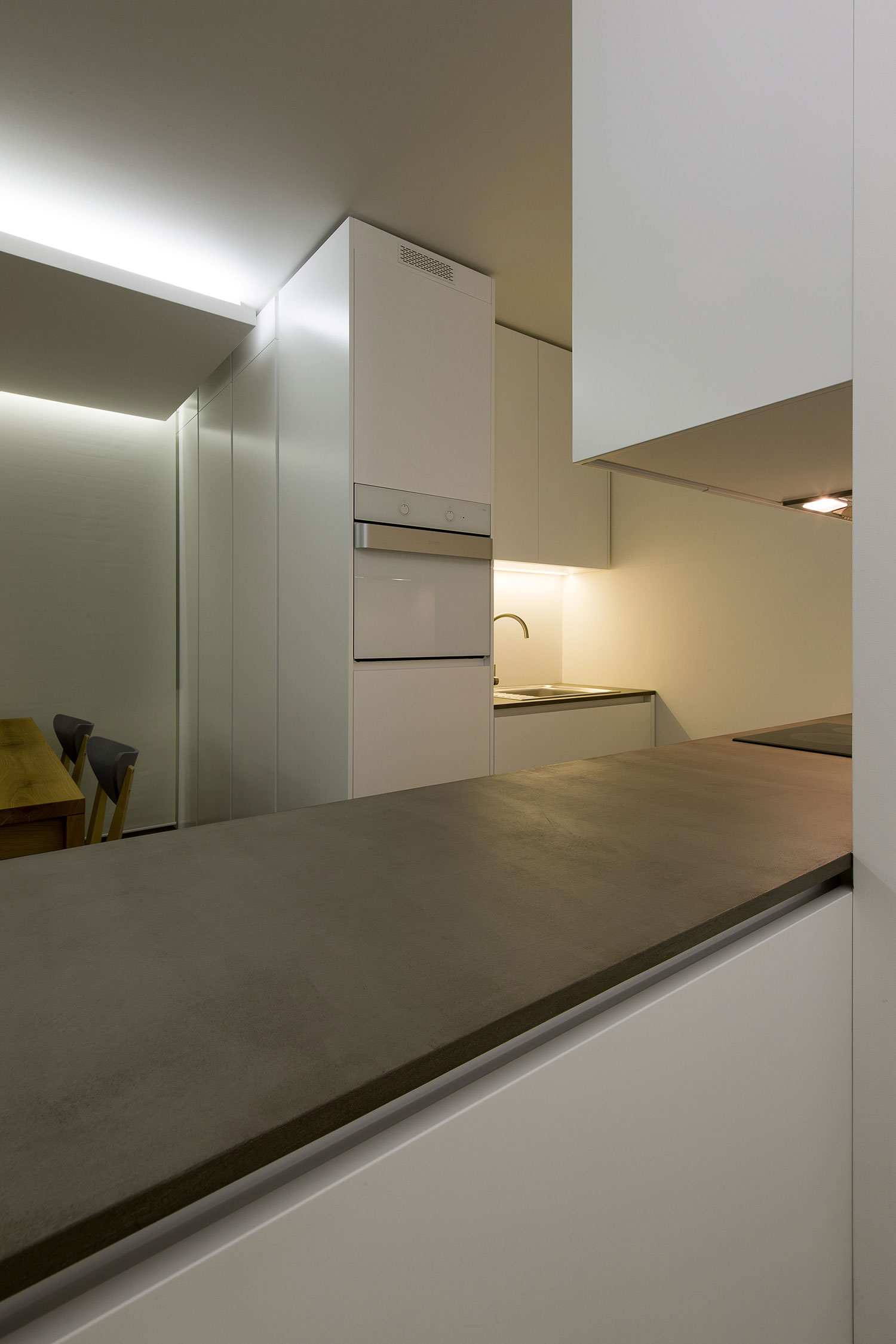 A Chic Contemporary Apartment with Minimalist Interior in Sofia by Elia Nedkov (6)