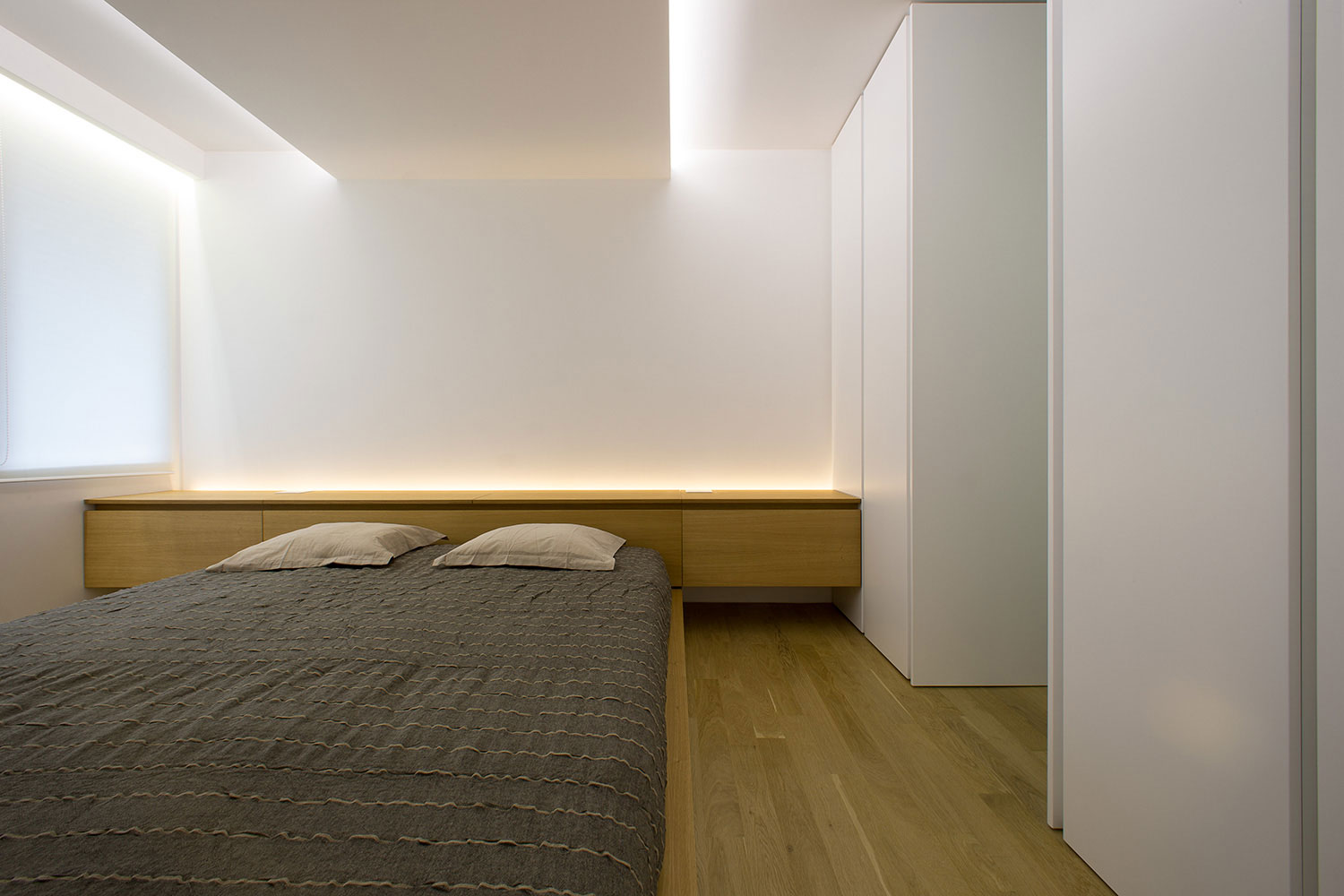A Chic Contemporary Apartment with Minimalist Interior in Sofia by Elia Nedkov (9)