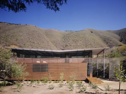 A Chic Contemporary Home with Terrace and Breathtaking Views in Big Sur, California by Fougeron Architecture (1)