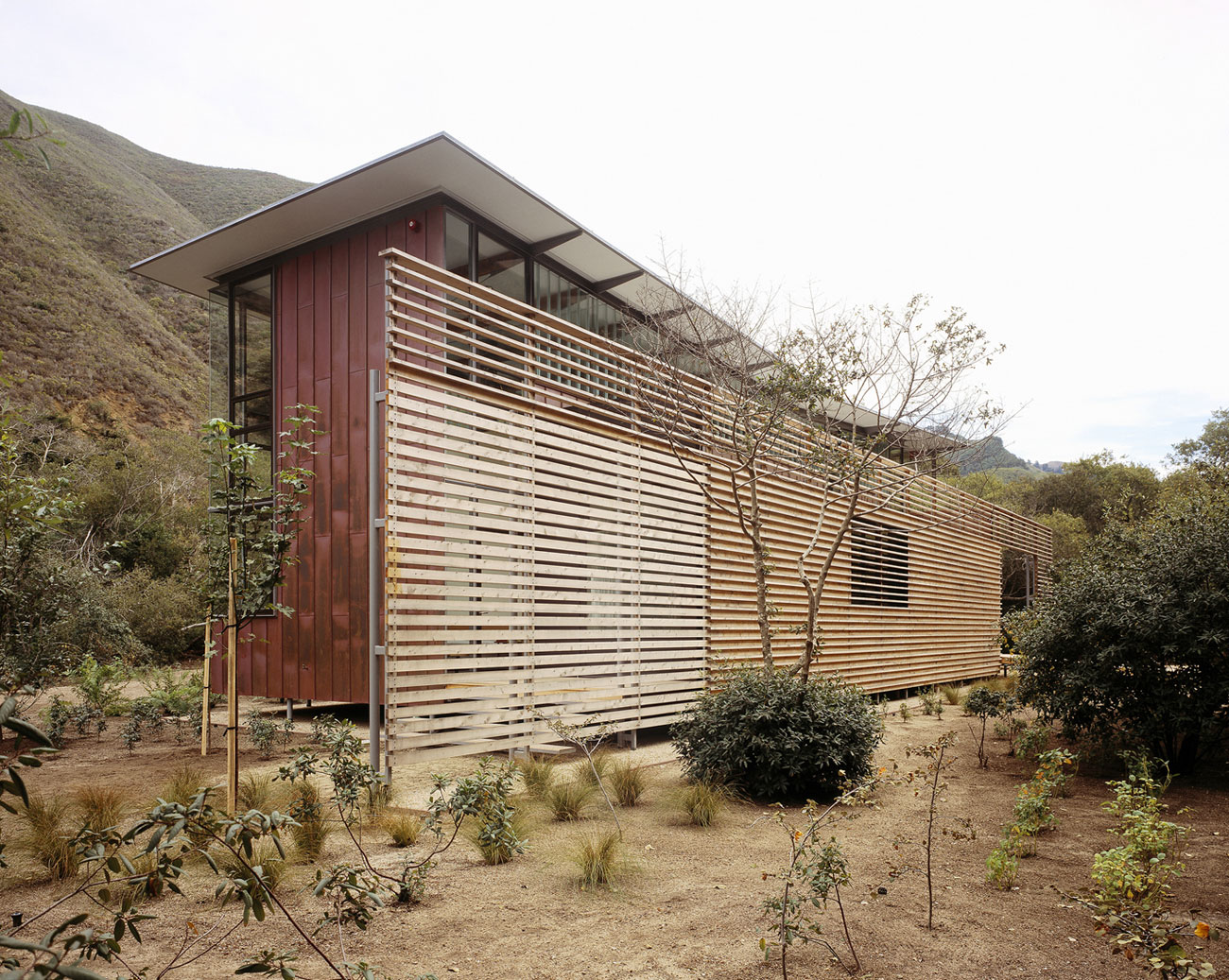 A Chic Contemporary Home with Terrace and Breathtaking Views in Big Sur, California by Fougeron Architecture (2)