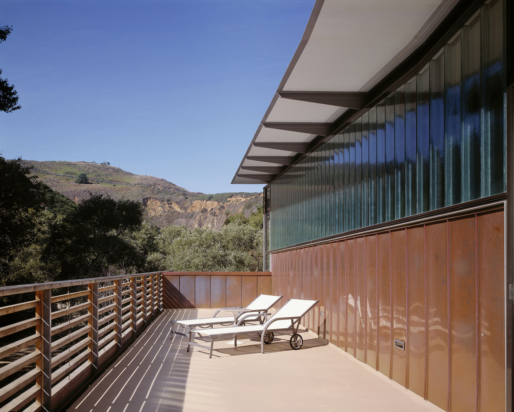 A Chic Contemporary Home with Terrace and Breathtaking Views in Big Sur, California by Fougeron Architecture (5)