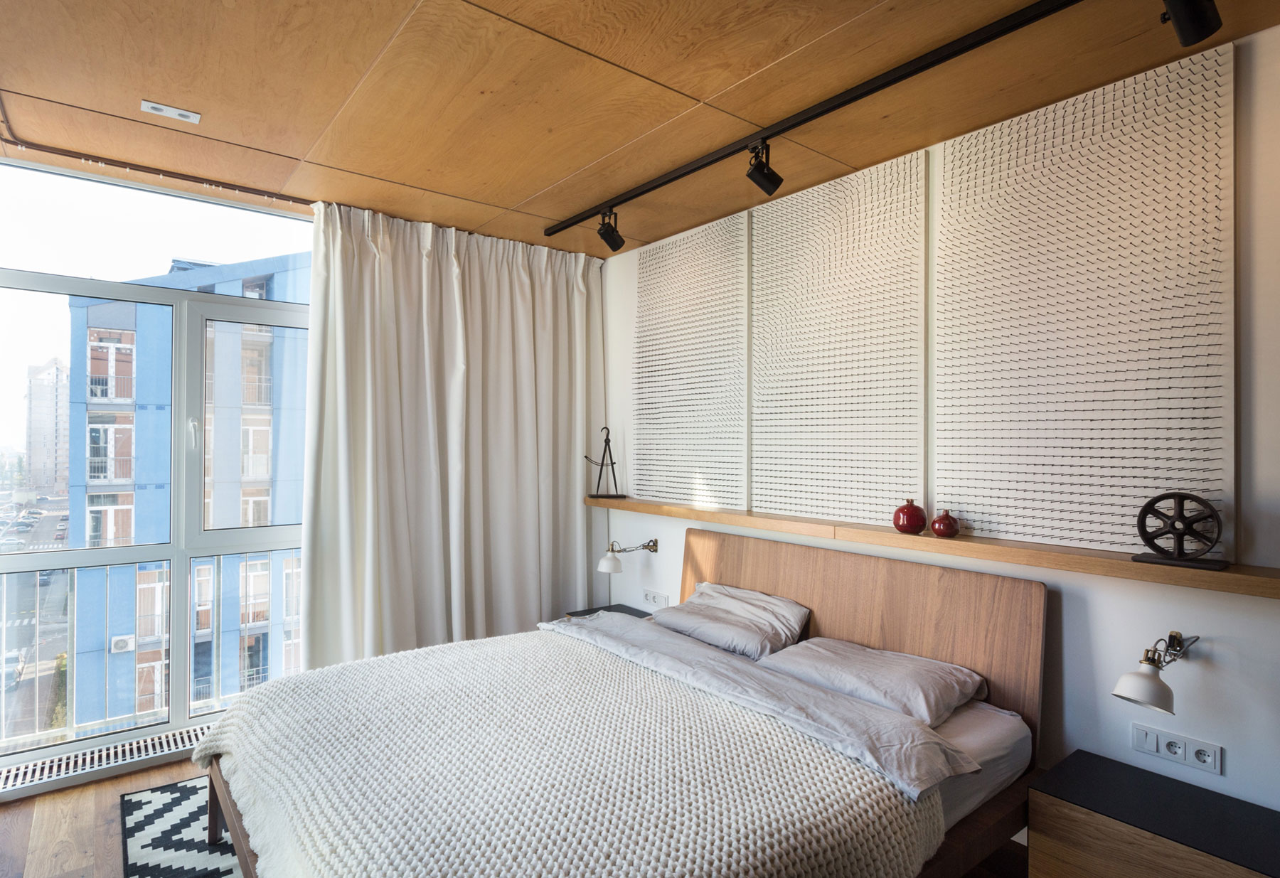 A Chic and Spacious Industrial Apartment with Warm Interiors in Kiev by SVOYA Studio (14)