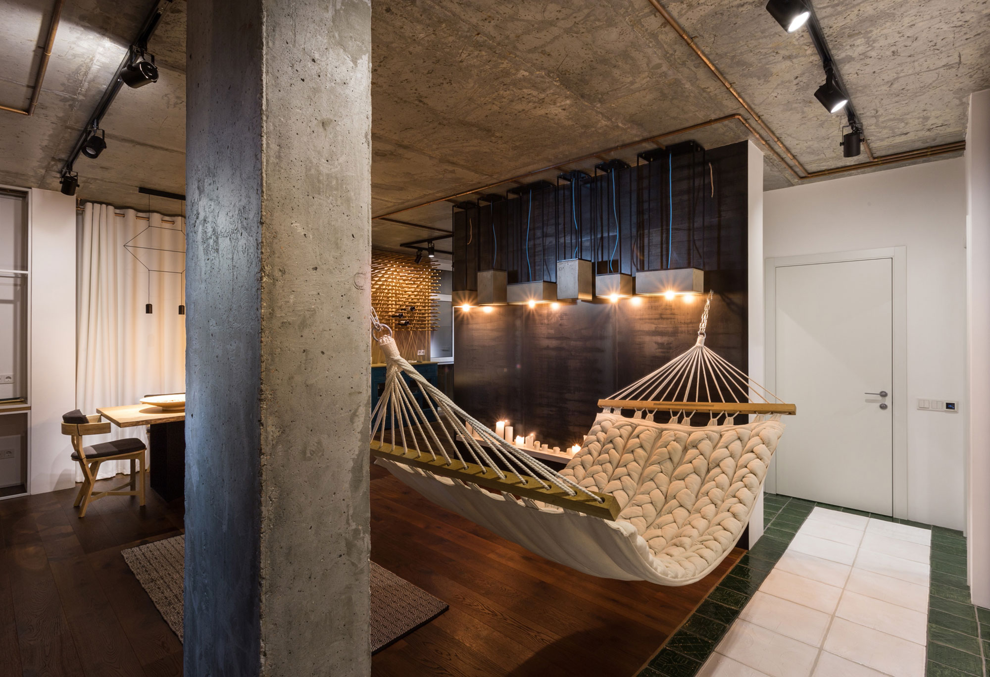 A Chic and Spacious Industrial Apartment with Warm Interiors in Kiev by SVOYA Studio (4)