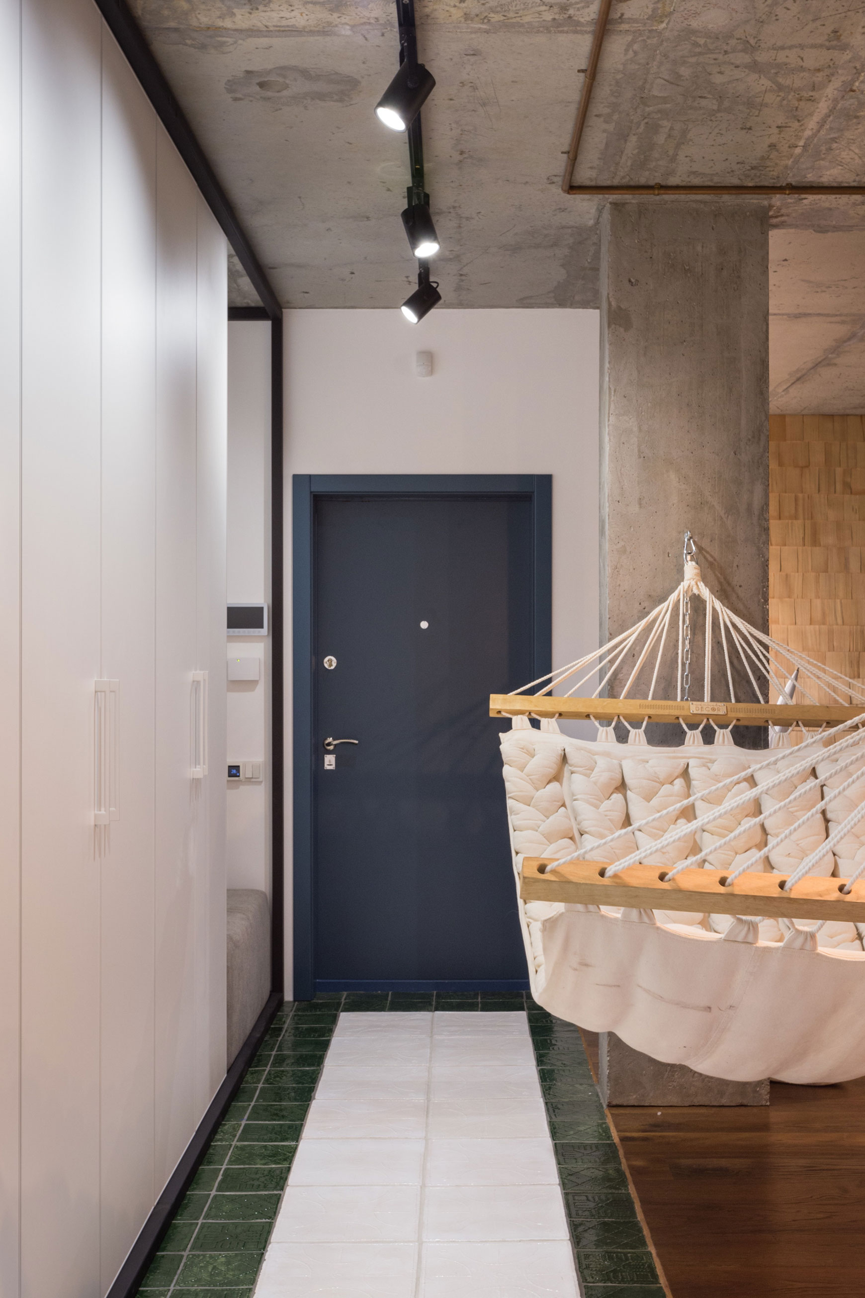 A Chic and Spacious Industrial Apartment with Warm Interiors in Kiev by SVOYA Studio (5)