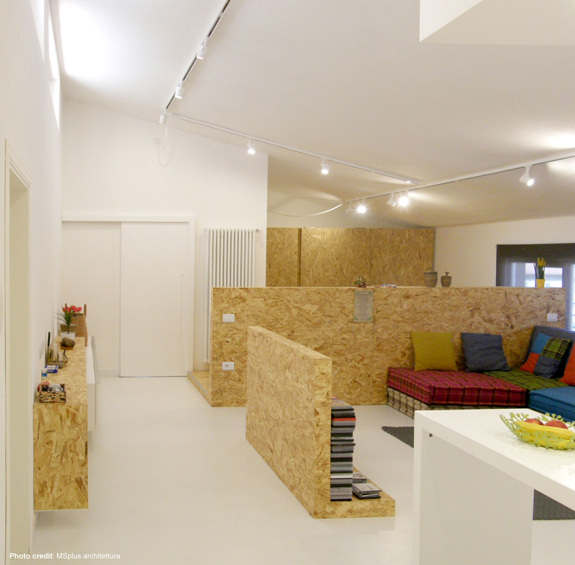 A Bright and Colorful Contemporary Apartment in San Miniato by MSplus architettura (2)