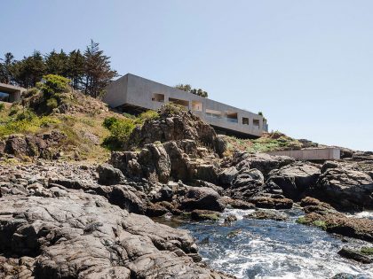 A Concrete Hillside Home with a Simple and Elegant Interior in Los Vilos, Chile by Felipe Assadi & Francisca Pulido (1)