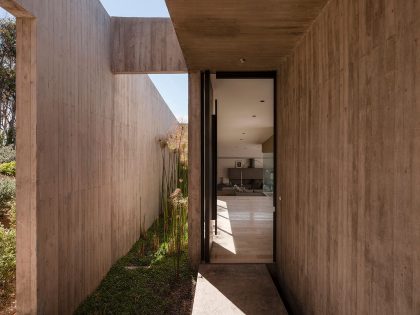 A Concrete Hillside Home with a Simple and Elegant Interior in Los Vilos, Chile by Felipe Assadi & Francisca Pulido (10)