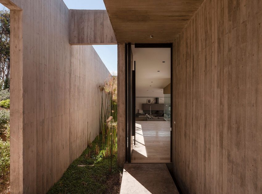 A Concrete Hillside Home with a Simple and Elegant Interior in Los Vilos, Chile by Felipe Assadi & Francisca Pulido (10)