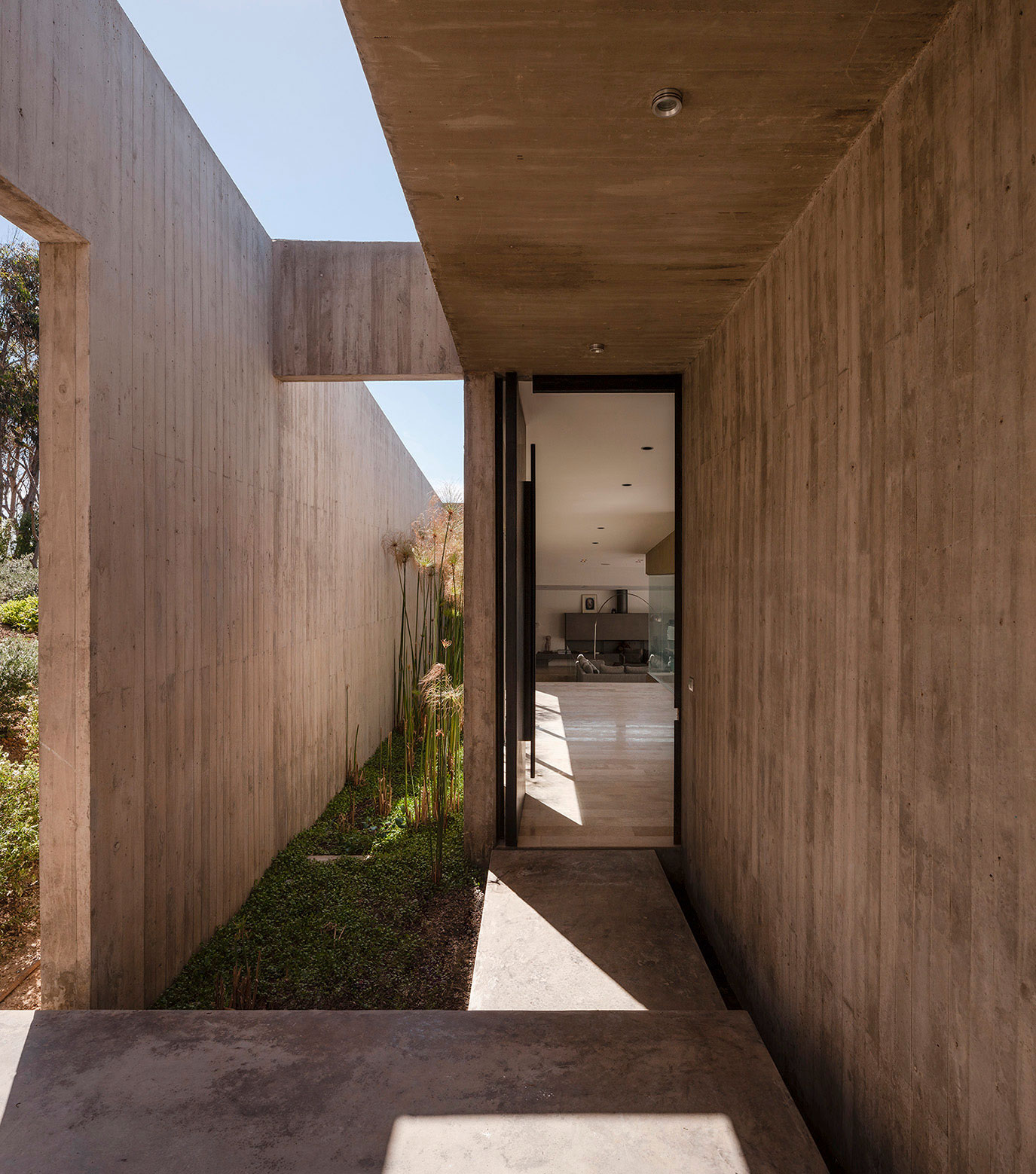 A Concrete Hillside Home with a Simple and Elegant Interior in Los Vilos, Chile by Felipe Assadi & Francisca Pulido (10)
