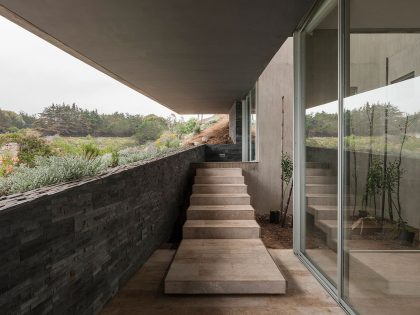 A Concrete Hillside Home with a Simple and Elegant Interior in Los Vilos, Chile by Felipe Assadi & Francisca Pulido (11)