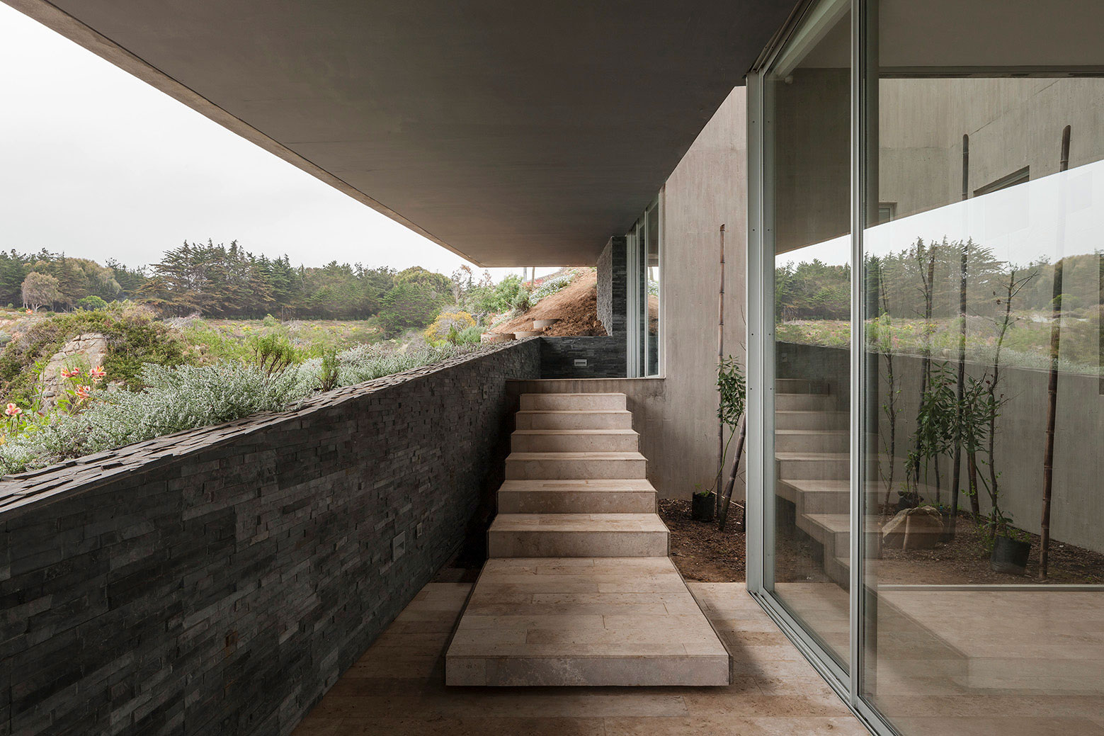 A Concrete Hillside Home with a Simple and Elegant Interior in Los Vilos, Chile by Felipe Assadi & Francisca Pulido (11)