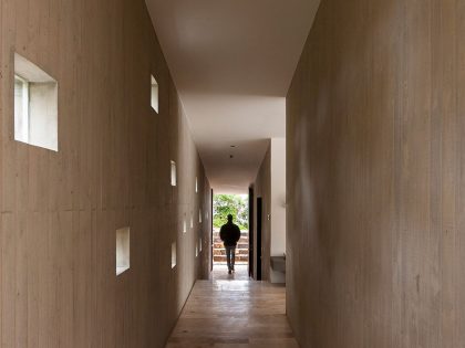 A Concrete Hillside Home with a Simple and Elegant Interior in Los Vilos, Chile by Felipe Assadi & Francisca Pulido (12)