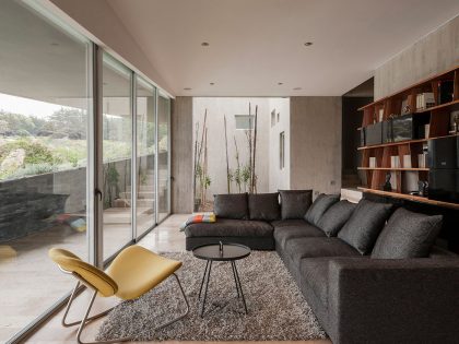 A Concrete Hillside Home with a Simple and Elegant Interior in Los Vilos, Chile by Felipe Assadi & Francisca Pulido (14)