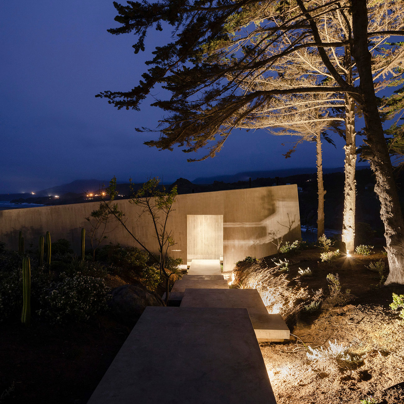 A Concrete Hillside Home with a Simple and Elegant Interior in Los Vilos, Chile by Felipe Assadi & Francisca Pulido (20)