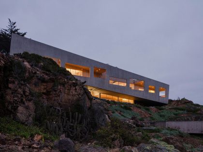 A Concrete Hillside Home with a Simple and Elegant Interior in Los Vilos, Chile by Felipe Assadi & Francisca Pulido (21)