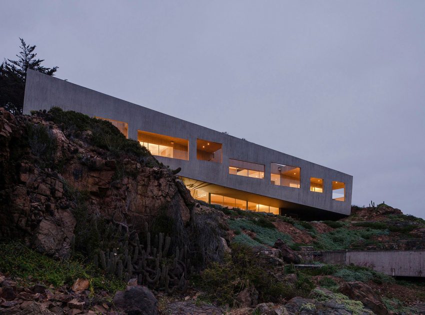 A Concrete Hillside Home with a Simple and Elegant Interior in Los Vilos, Chile by Felipe Assadi & Francisca Pulido (21)