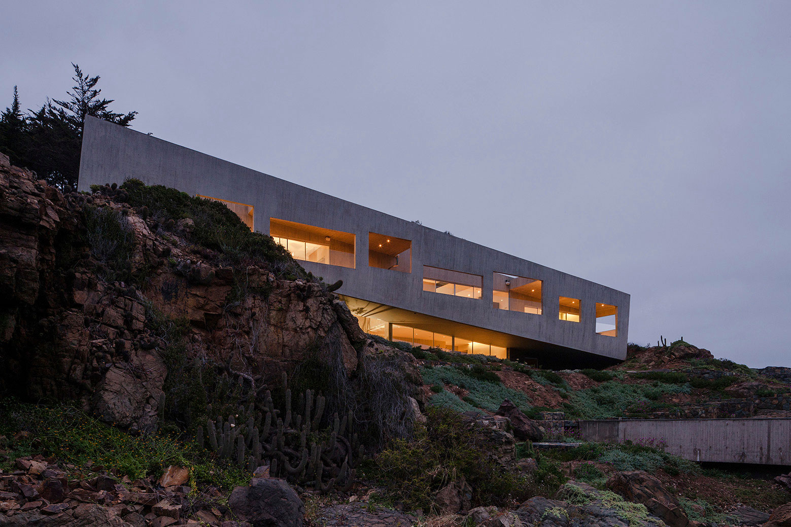 A Concrete Hillside Home with a Simple and Elegant Interior in Los Vilos, Chile by Felipe Assadi & Francisca Pulido (21)
