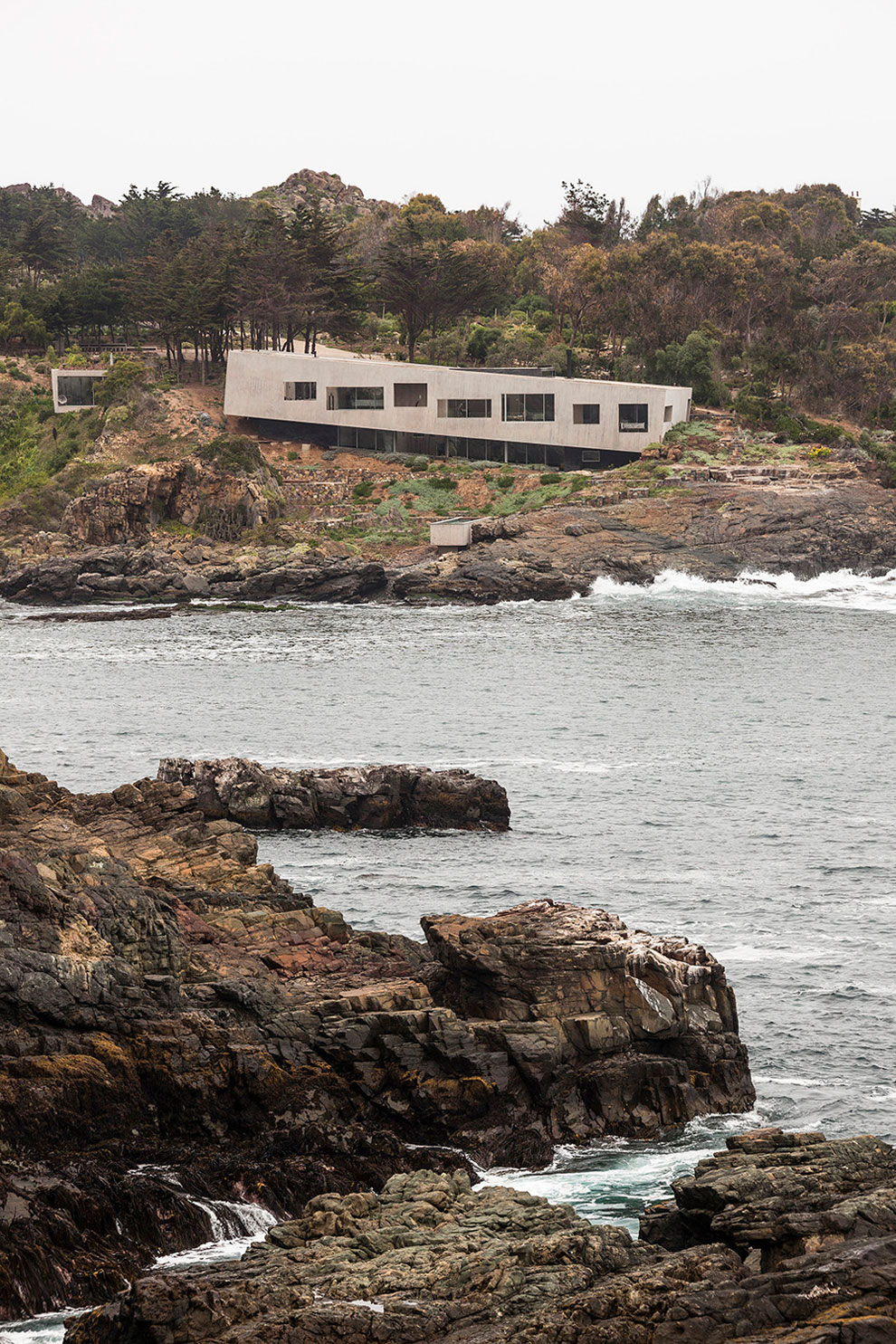 A Concrete Hillside Home with a Simple and Elegant Interior in Los Vilos, Chile by Felipe Assadi & Francisca Pulido (3)