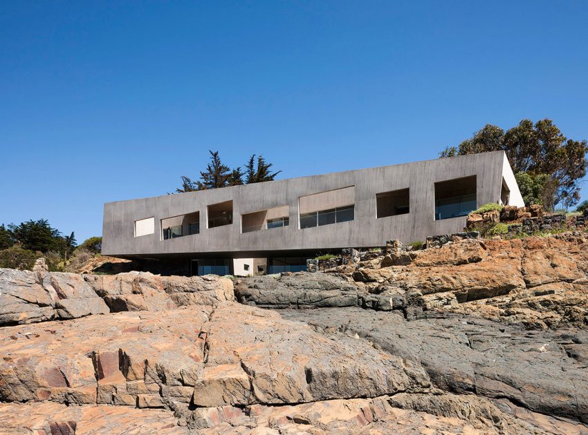 A Concrete Hillside Home with a Simple and Elegant Interior in Los Vilos, Chile by Felipe Assadi & Francisca Pulido (4)