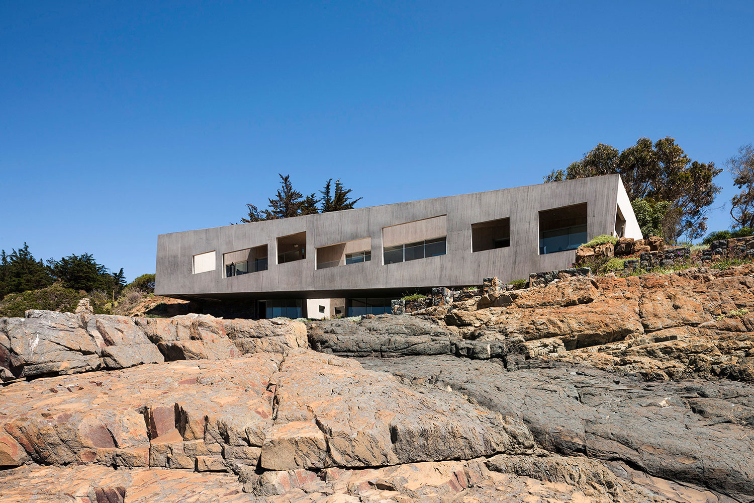 A Concrete Hillside Home with a Simple and Elegant Interior in Los Vilos, Chile by Felipe Assadi & Francisca Pulido (4)