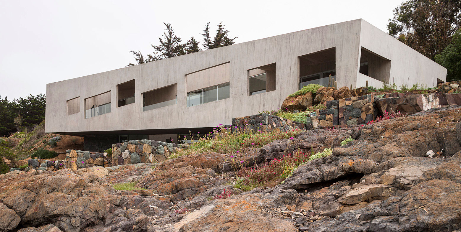 A Concrete Hillside Home with a Simple and Elegant Interior in Los Vilos, Chile by Felipe Assadi & Francisca Pulido (5)