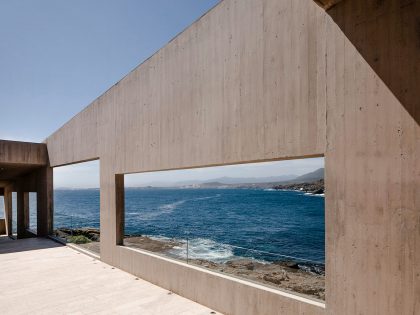 A Concrete Hillside Home with a Simple and Elegant Interior in Los Vilos, Chile by Felipe Assadi & Francisca Pulido (6)
