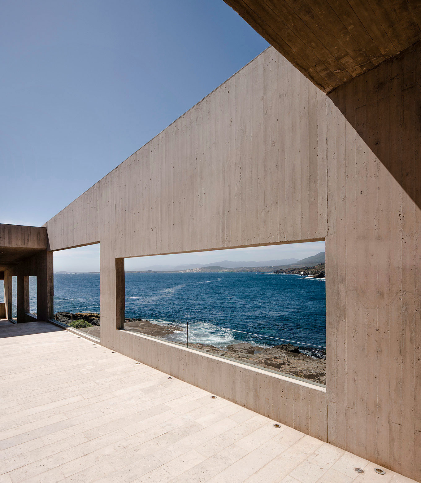 A Concrete Hillside Home with a Simple and Elegant Interior in Los Vilos, Chile by Felipe Assadi & Francisca Pulido (6)