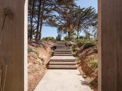 A Concrete Hillside Home with a Simple and Elegant Interior in Los Vilos, Chile by Felipe Assadi & Francisca Pulido (8)