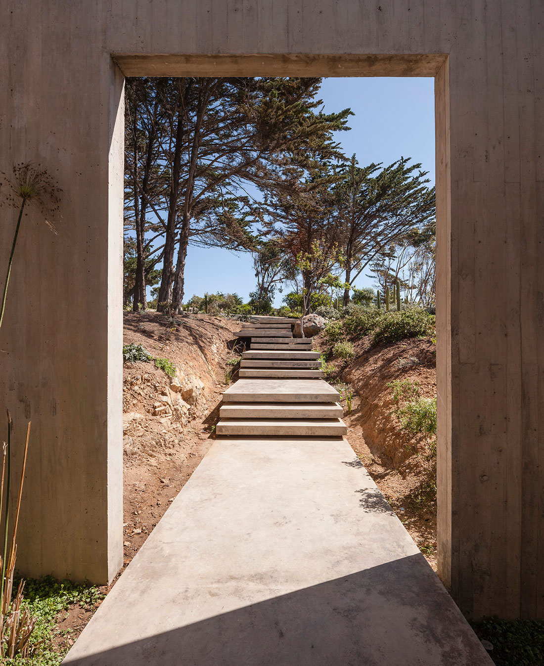 A Concrete Hillside Home with a Simple and Elegant Interior in Los Vilos, Chile by Felipe Assadi & Francisca Pulido (8)