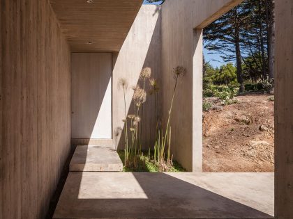 A Concrete Hillside Home with a Simple and Elegant Interior in Los Vilos, Chile by Felipe Assadi & Francisca Pulido (9)