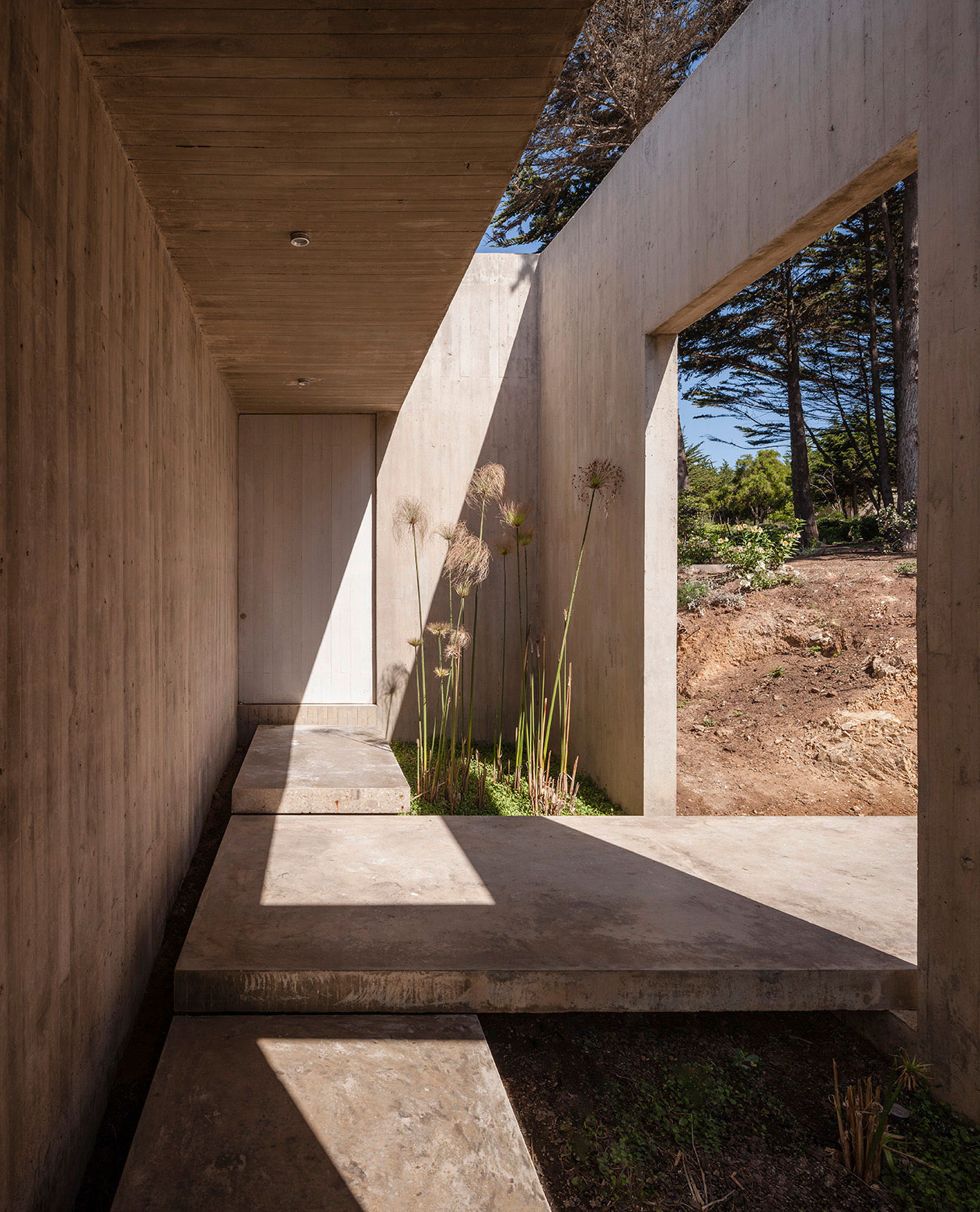A Concrete Hillside Home with a Simple and Elegant Interior in Los Vilos, Chile by Felipe Assadi & Francisca Pulido (9)