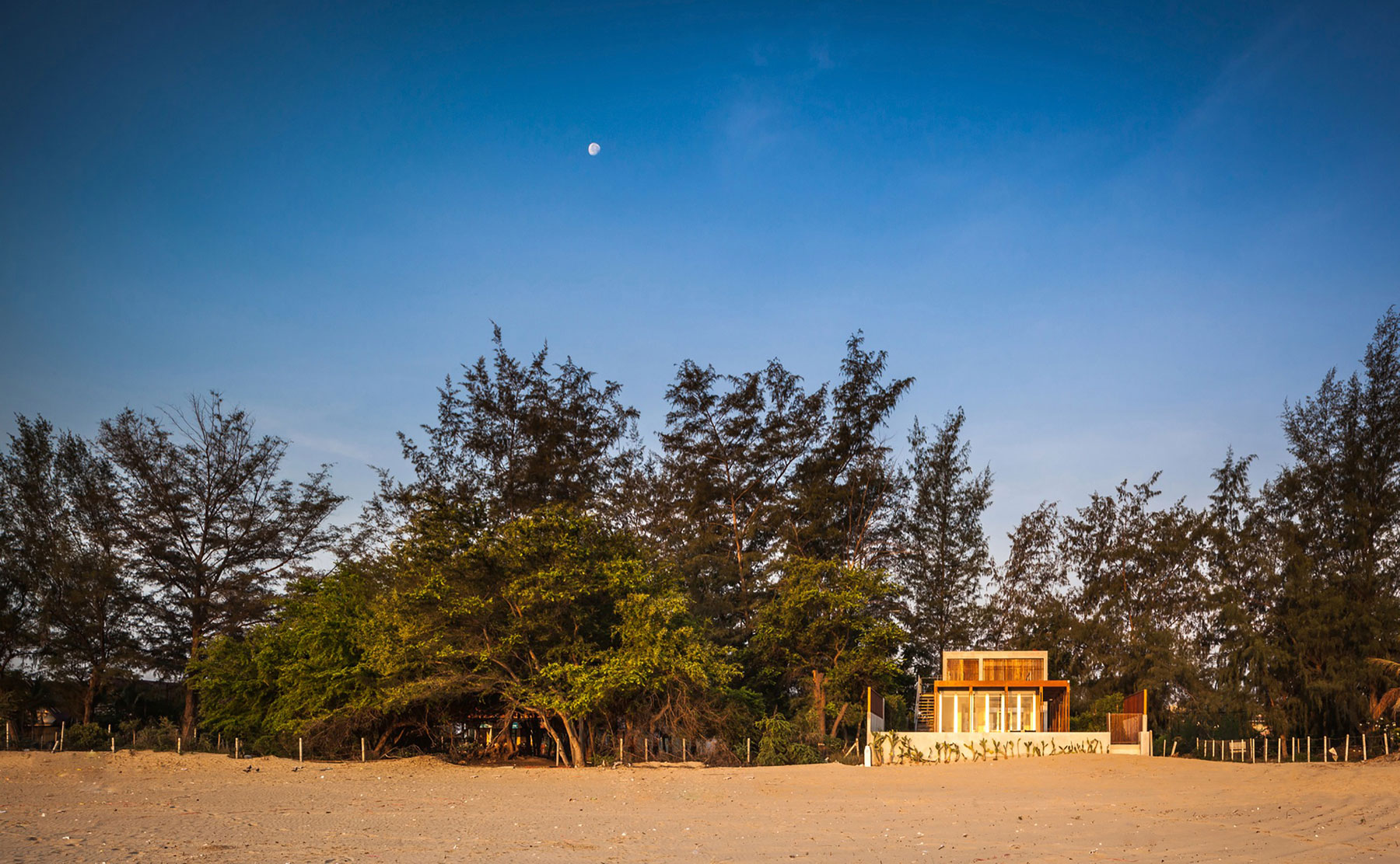 A Contemporary Beachfront Home for an Interethnic Family of Four in Prachuap Khiri Khan by Beautbureau (1)