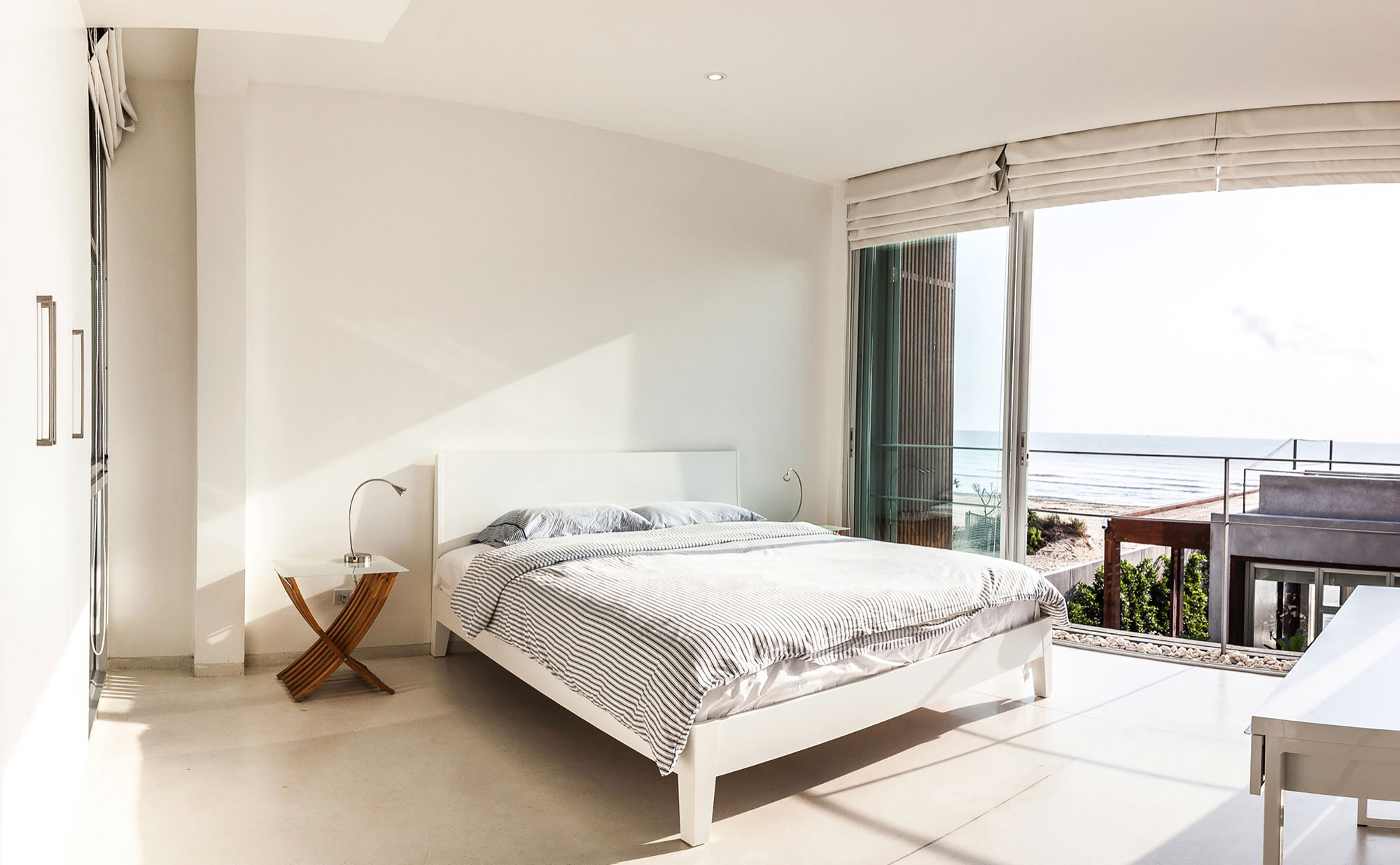 A Contemporary Beachfront Home for an Interethnic Family of Four in Prachuap Khiri Khan by Beautbureau (12)