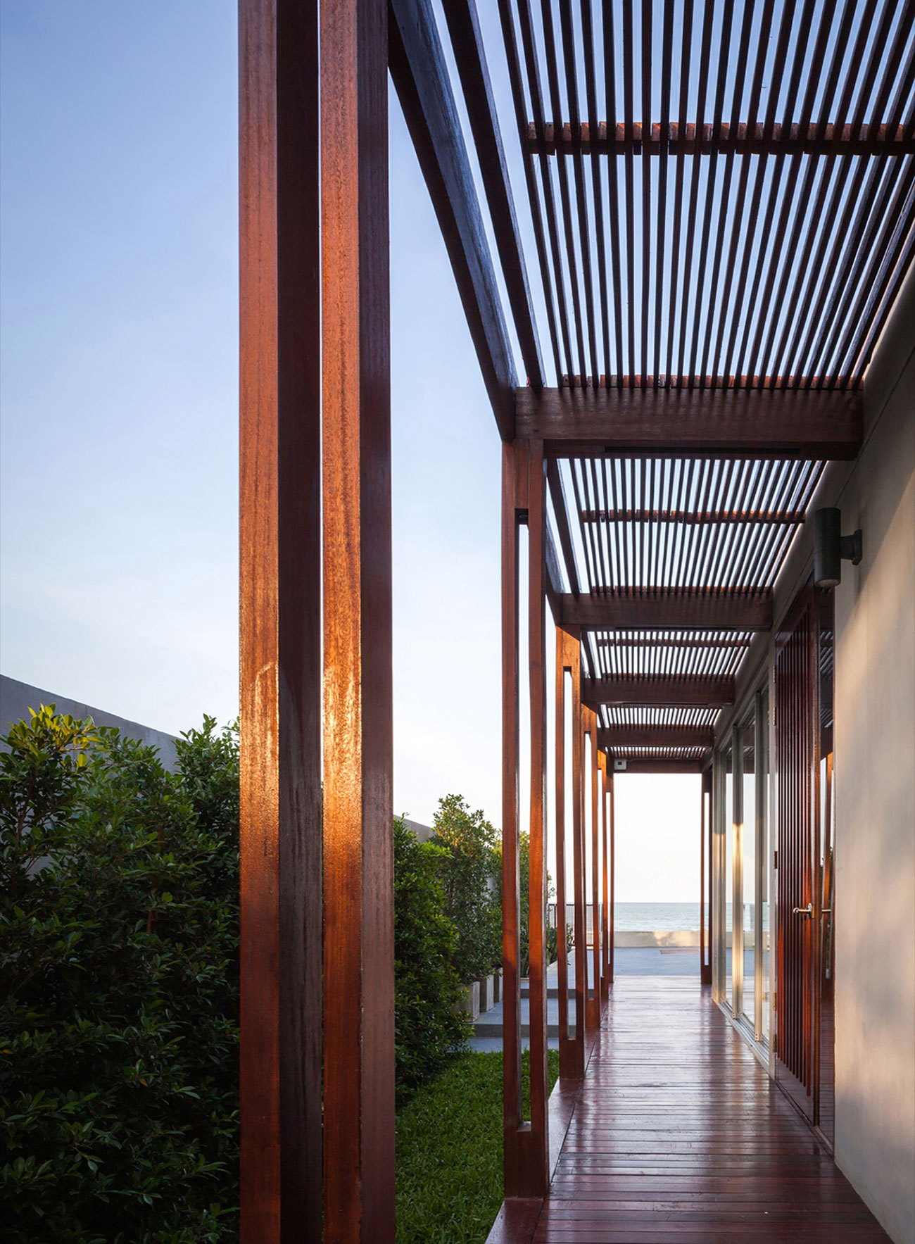 A Contemporary Beachfront Home for an Interethnic Family of Four in Prachuap Khiri Khan by Beautbureau (3)