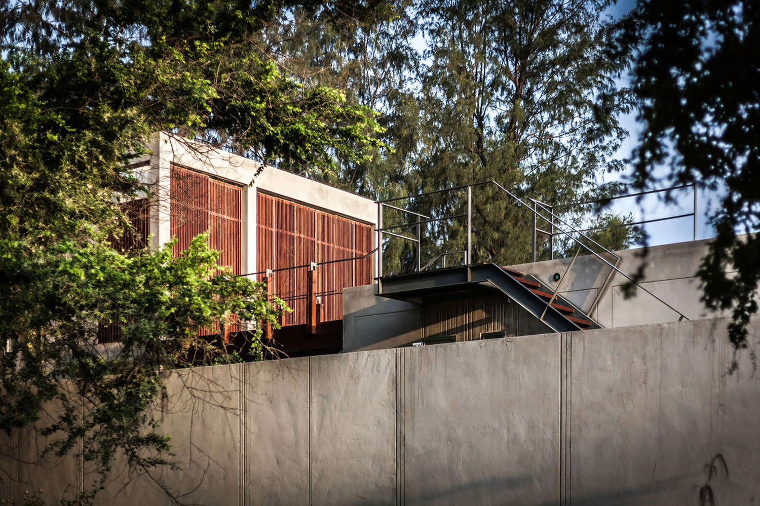 A Contemporary Beachfront Home for an Interethnic Family of Four in Prachuap Khiri Khan by Beautbureau (4)
