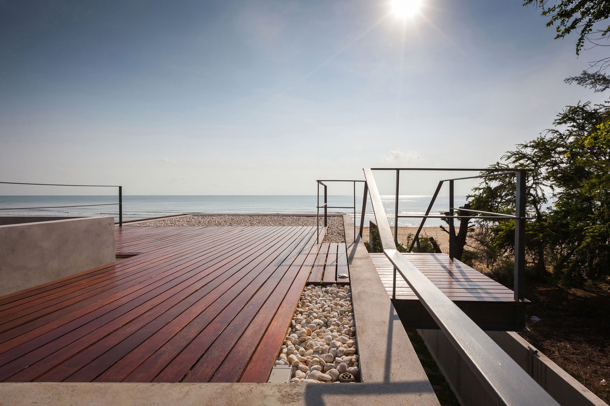 A Contemporary Beachfront Home for an Interethnic Family of Four in Prachuap Khiri Khan by Beautbureau (7)