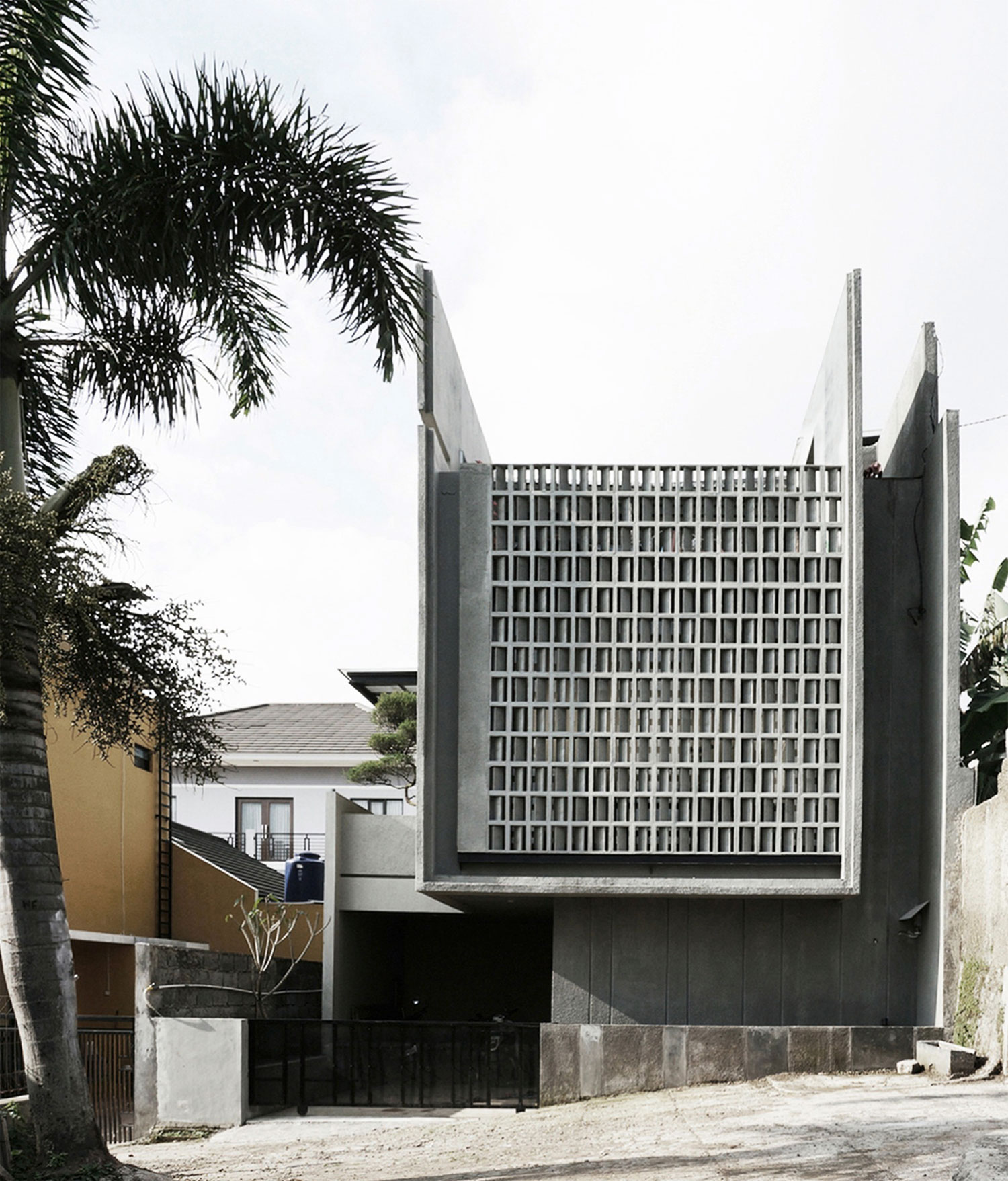 A Cozy Concrete House with Simple and Elegant Interior in Bandung City by eben (1)