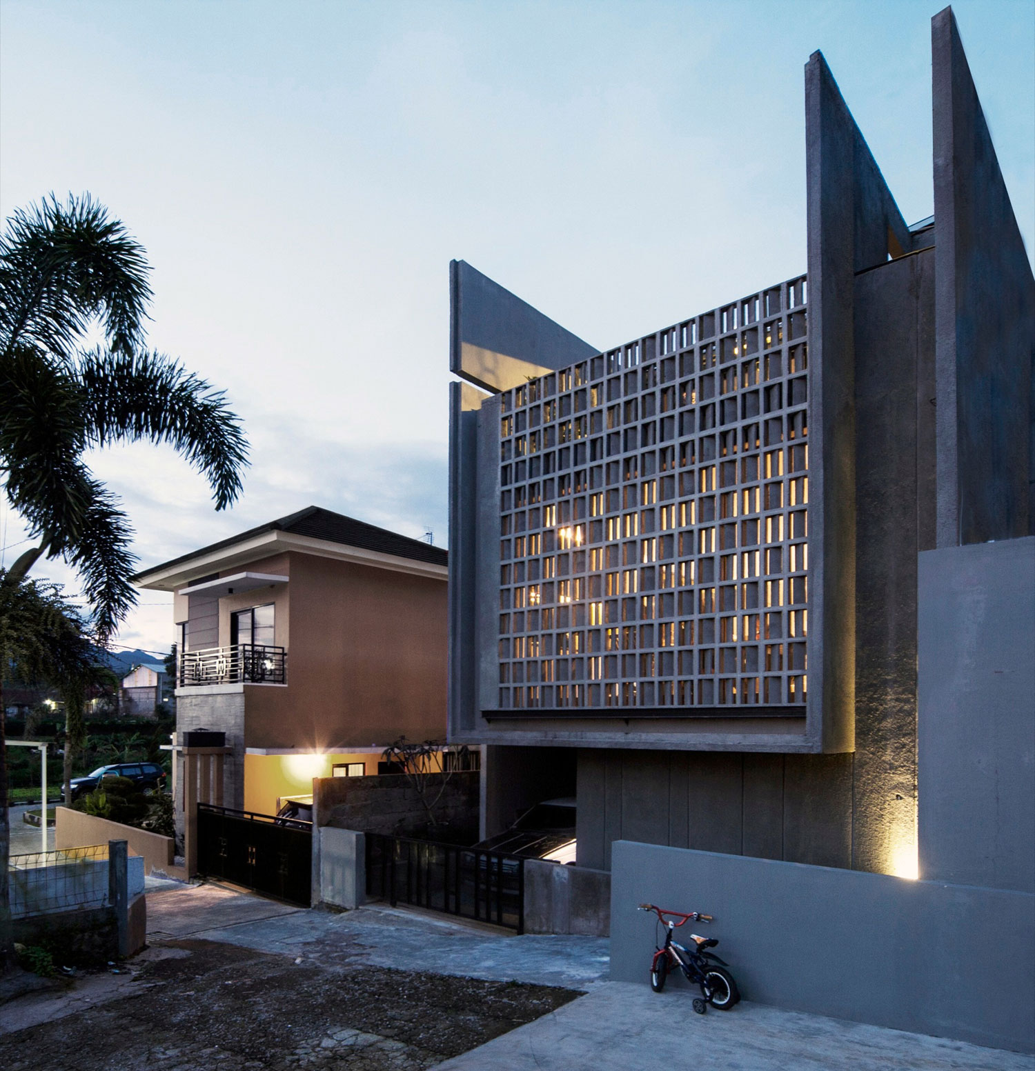 A Cozy Concrete House with Simple and Elegant Interior in Bandung City by eben (12)