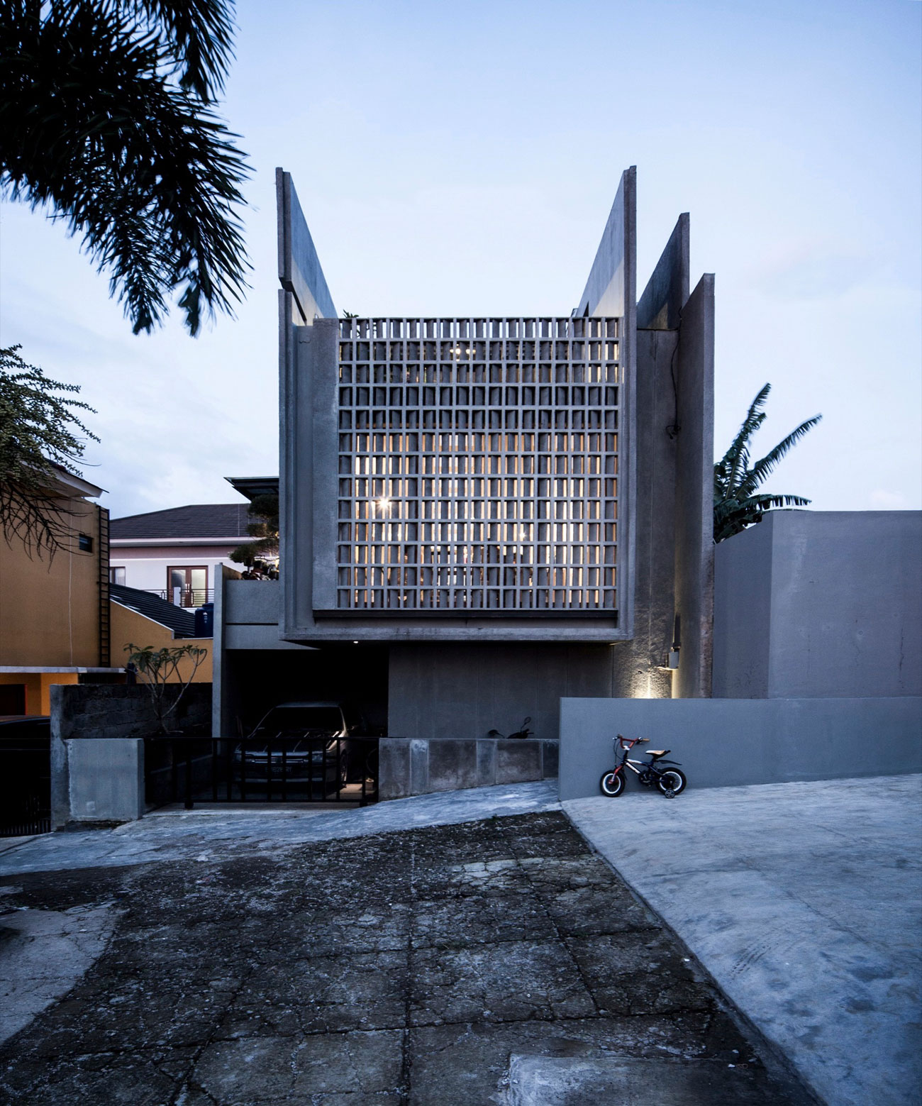 A Cozy Concrete House with Simple and Elegant Interior in Bandung City by eben (13)