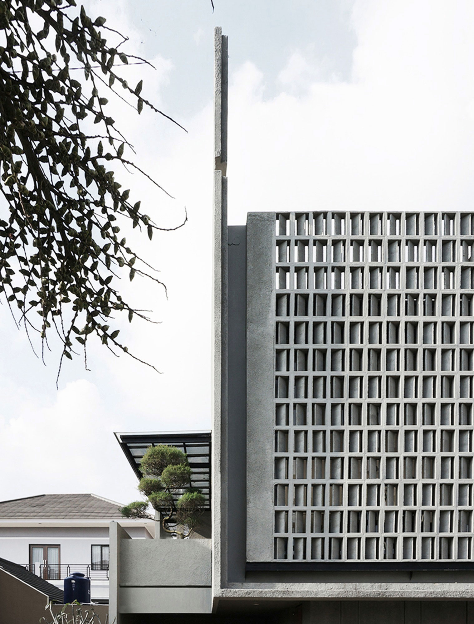 A Cozy Concrete House with Simple and Elegant Interior in Bandung City by eben (2)