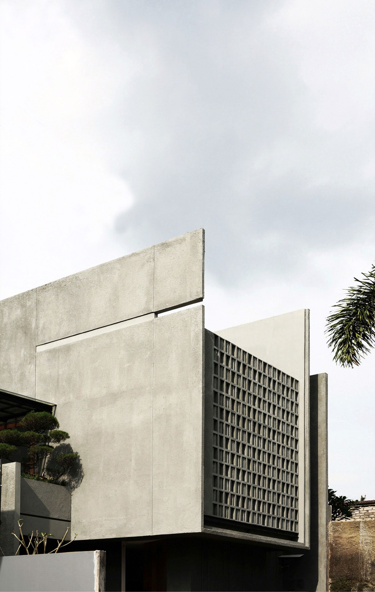 A Cozy Concrete House with Simple and Elegant Interior in Bandung City by eben (3)