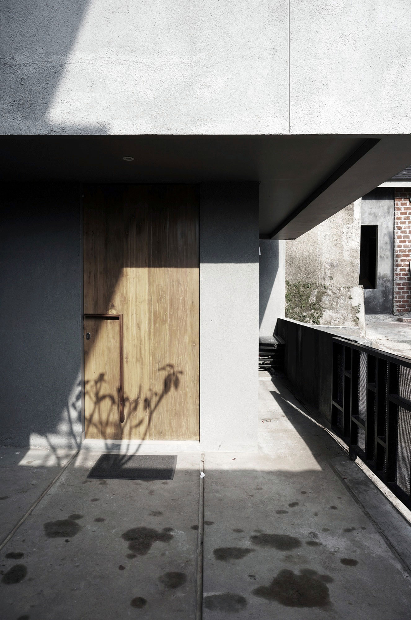 A Cozy Concrete House with Simple and Elegant Interior in Bandung City by eben (5)