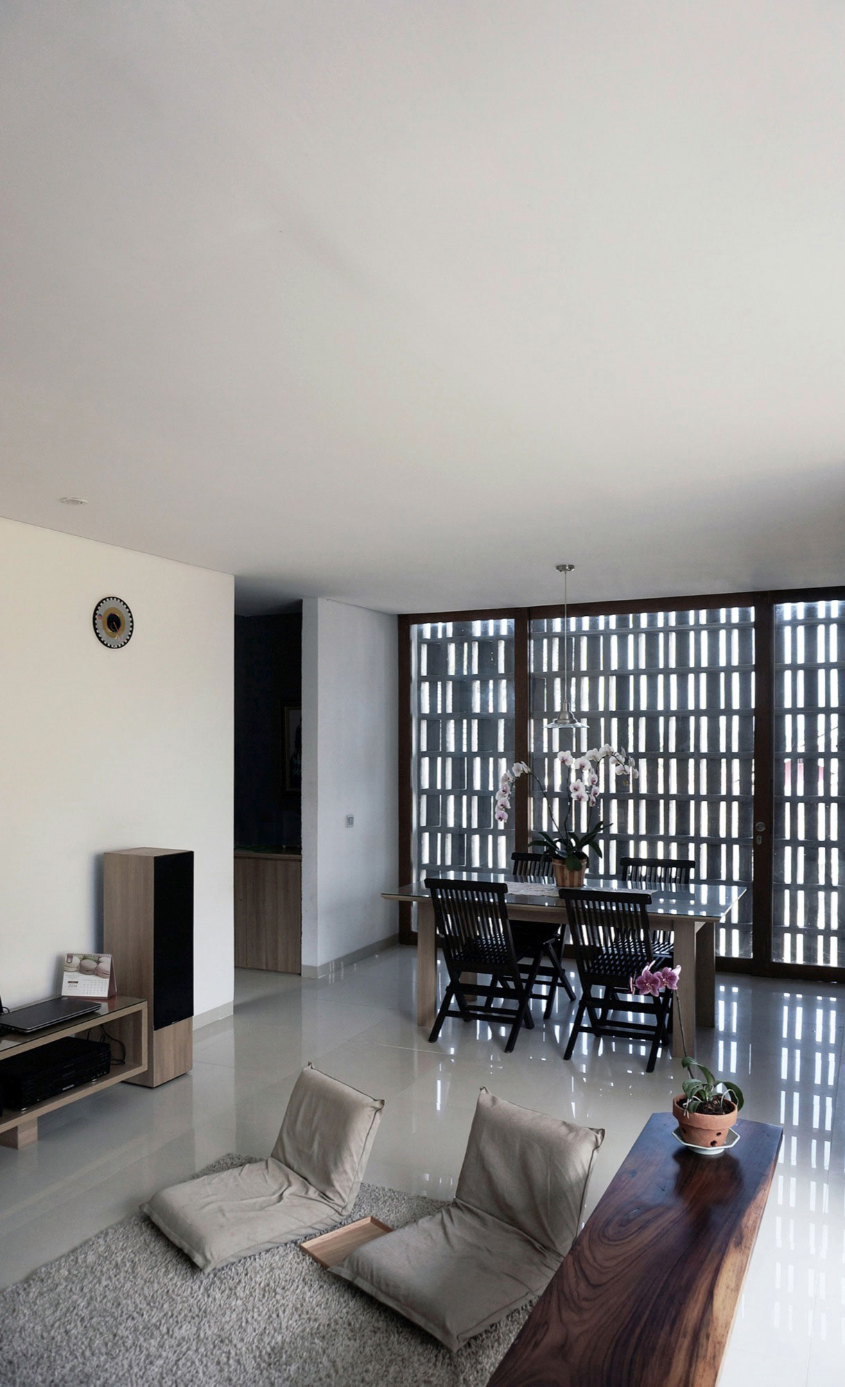 A Cozy Concrete House with Simple and Elegant Interior in Bandung City by eben (7)