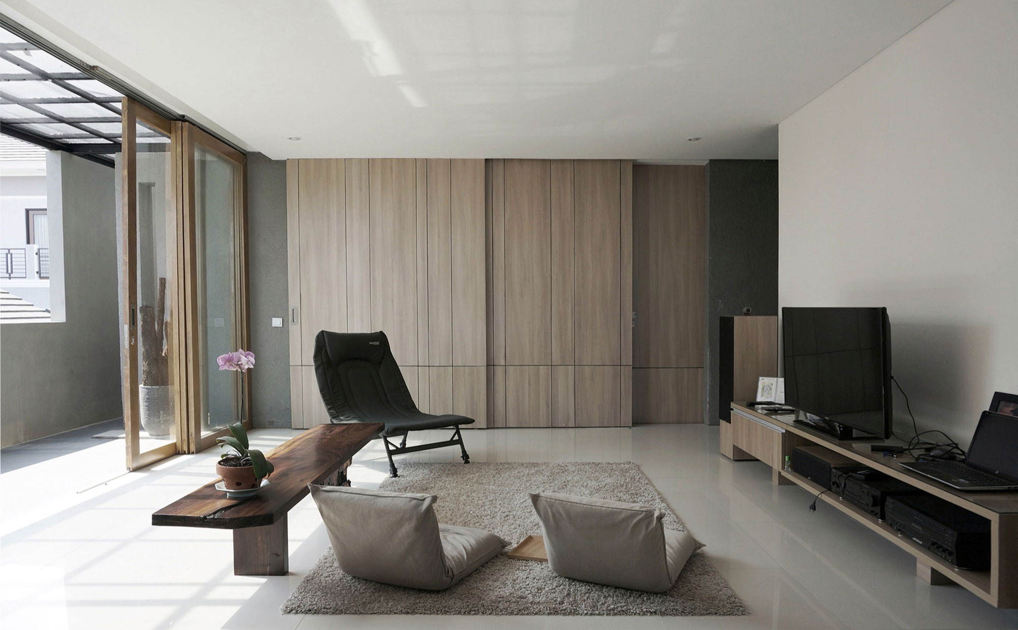 A Cozy Concrete House with Simple and Elegant Interior in Bandung City by eben (8)