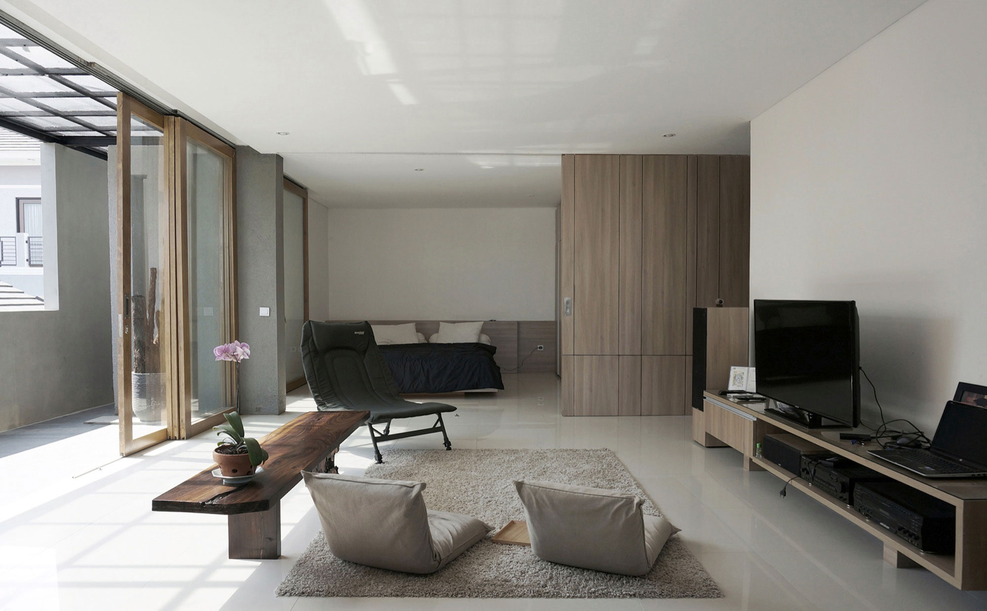 A Cozy Concrete House with Simple and Elegant Interior in Bandung City by eben (9)