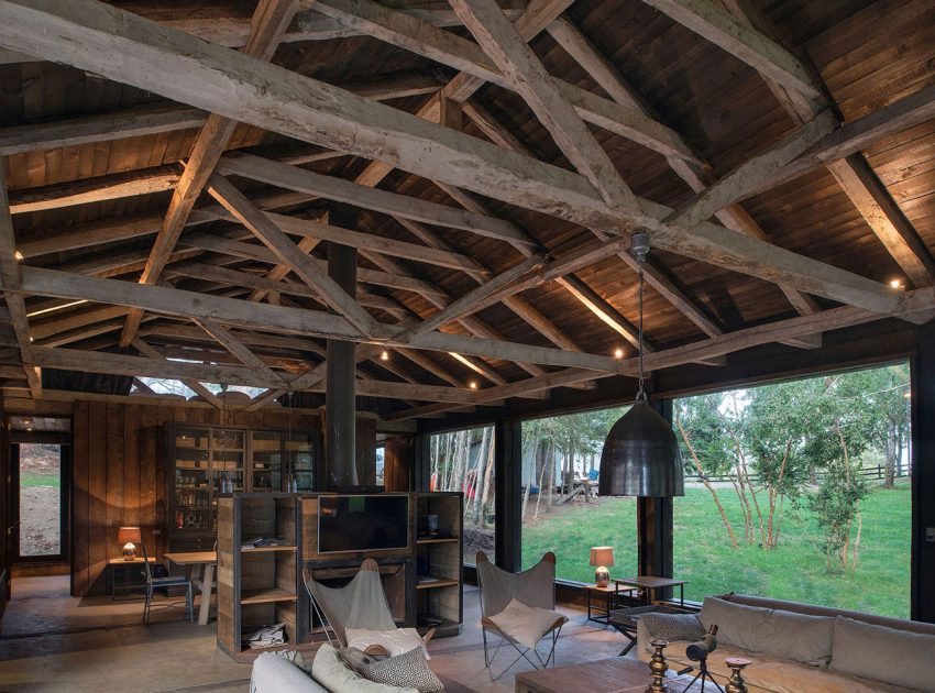 A Cozy Rustic Barn House Surrounded by a Lush Forest of Los Ríos Region, Chile by Estudio Valdés Arquitectos (2)