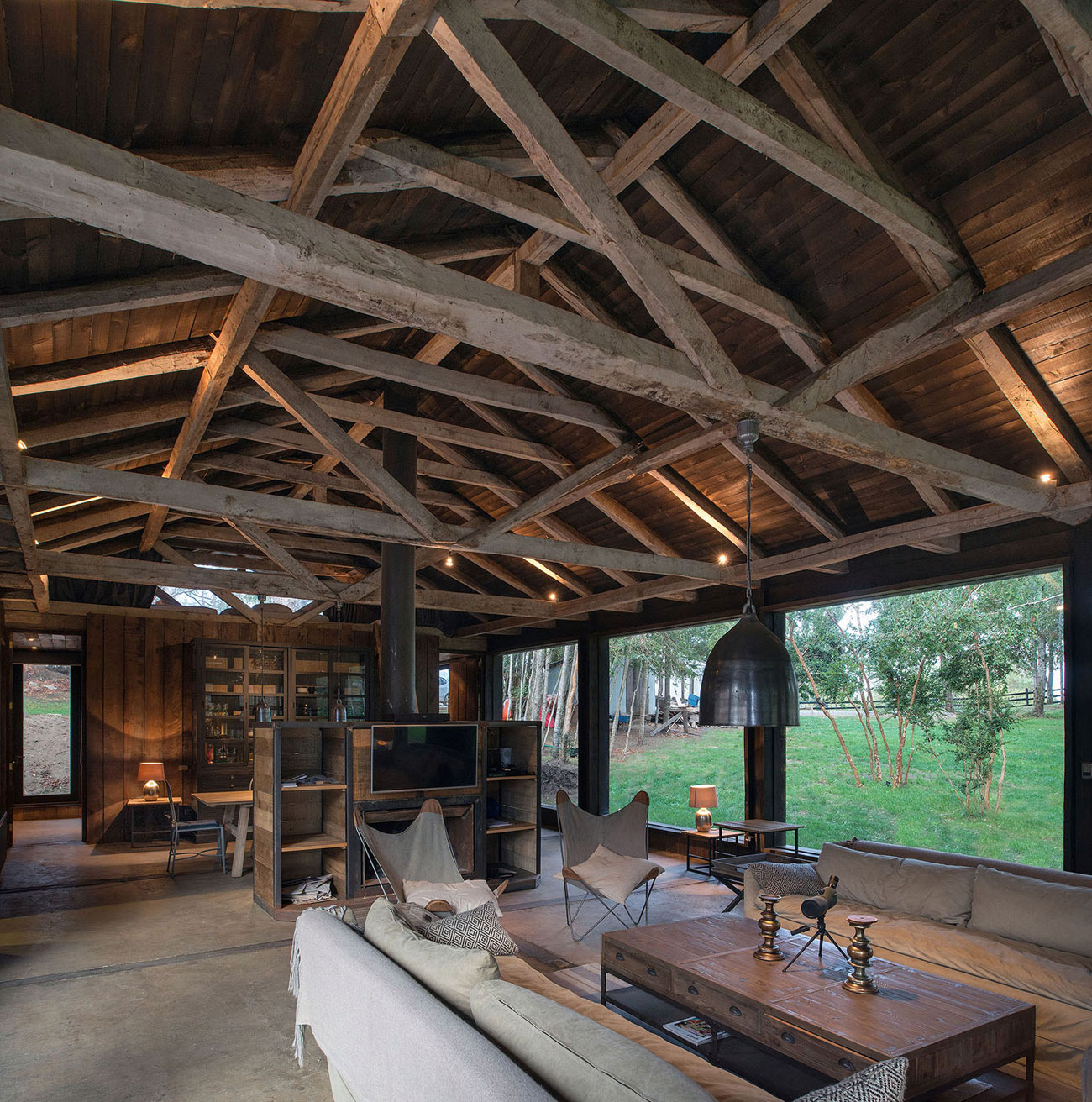 A Cozy Rustic Barn House Surrounded by a Lush Forest of Los Ríos Region, Chile by Estudio Valdés Arquitectos (2)